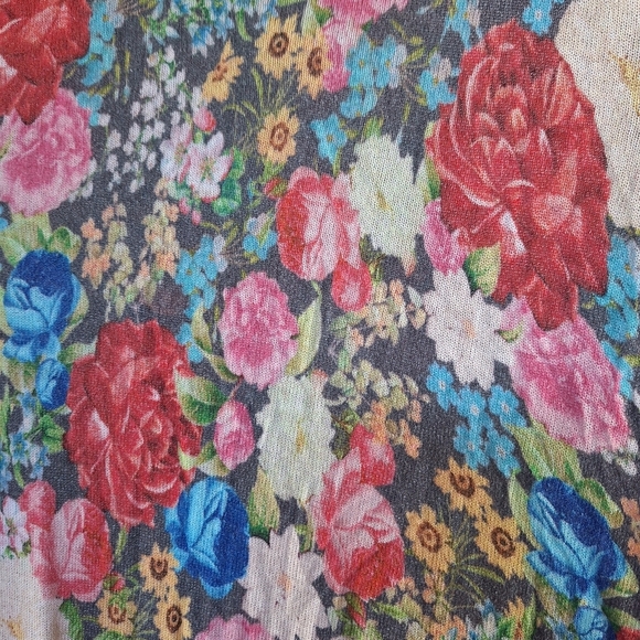 Wildfox Floral Lightweight Oversized Sweater. Womens size XS - Picture 4 of 6